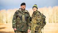 Abed und Zimmermann besprechen sich. Beide tragen Flecktarn-Uniform.