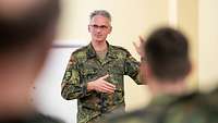 General Arlt berichtet vor den Teilnehmenden.