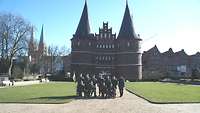 Die Wallfahrer am Holstentor in Lübeck