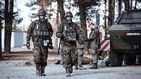 Zwei Soldaten in ABC-Schutzausstattung gehen auf den Fotografen zu