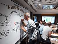 Das Motto der Invictus Games Ein Mann schreibt an einem Whiteboard zum Motto der Invictus Games.