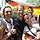 Prinz Harry lächelt mit deutschen Fans im Arm