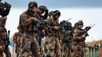 Eine Gruppe von norwegischen Soldaten beim Schießtraining im Stehen und Liegen