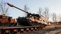 Eine Panzerhaubitze 2000 rollt rückwärts von einem Schwerlasttransporter