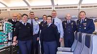 Mehrere Soldaten in Uniform stehen in einem Airbus A310.