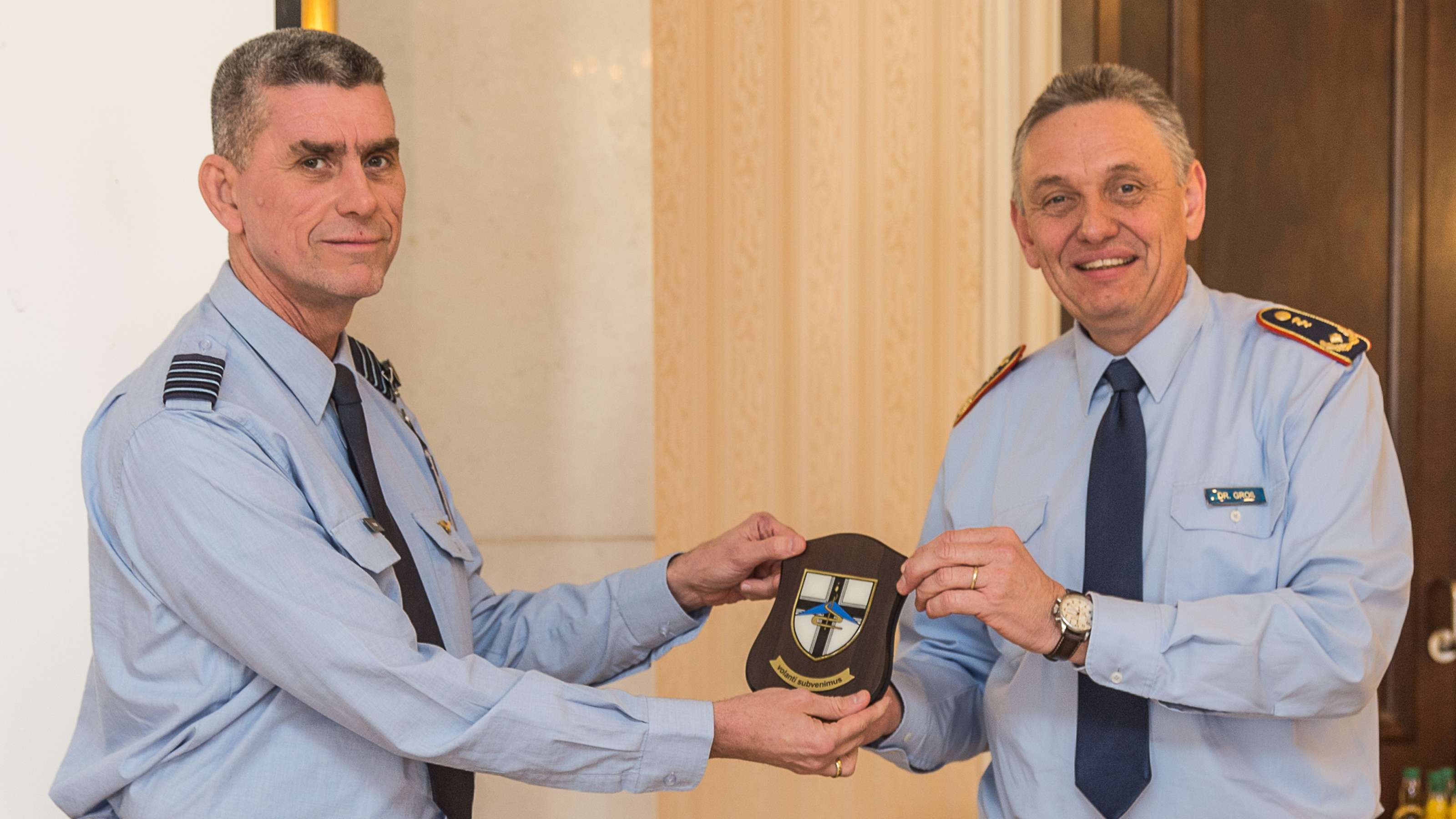 Generalarzt der Luftwaffe trifft Amtskollegen