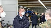 Ein Soldat in Uniform steht in einer Medizinwerkstatt. 