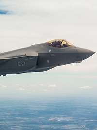 Ein Mehrzweckkampfflugzeug F-35 im Flug