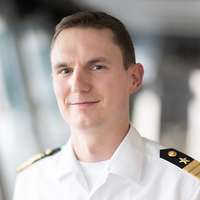 Ein Soldat schaut direkt in die Kamera und lächelt.