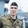 Kapitänleutnant Leon Evers Ein Soldat, der einen Laptop hält im Portrait.