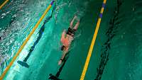 Ein Mann schwimmt in einem Schwimmbecken
