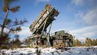 Flugabwehrraketensystem Patriot steht in Stellung im Gelände bei Schnee.