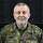 Portraitbild Oberstleutnant Michael Markus Bischof Ein Soldat in Uniform steht vor einem LKW