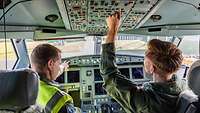 Zwei Piloten sitzen im Cockpit des MMU A330 MRTT und bereiten das Flugzeug für den Start vor.