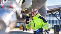 Ein Flugzeugmechaniker sichtet mit Taschenlampe den MMU A330 MRTT vor dem Flug