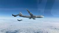 Die MMU A330 MRTT betankt Eurofighter in der Luft