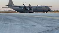 Ein deutsches Transportflugzeug vom Typ C130J Hercules steht auf dem Flughafen in Evreux/Frankreich.