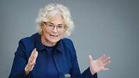 Verteidigungsministerin Christine Lambrecht spricht an einem Podium.