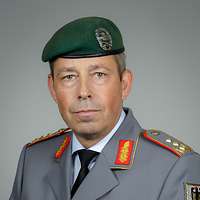 Ein Soldat schaut freundlich in die Kamera.