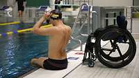 Ein deutscher Schwimmer bereitet sich am Beckenrand auf das Schwimmen vor.
