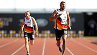 Invictus Games 200-Meter-Laufdisziplin Zwei deutsche Sportler rennen auf der zweihundert Meter Bahn