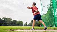 Ein deutscher Sportler wirft einen Diskus