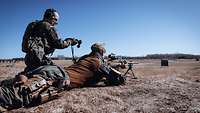 Schießtraining mit dem Maschinengewehr MG5 Ein Soldat liegt mit einem Gewehr in Stellung und zielt. Ein weiterer Soldat kniet neben ihm und gibt Kommandos.