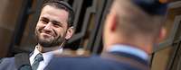 Ein Rabbiner im Gespräch mit einem Soldaten