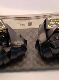 Gebetsriemen Tefillin Schwarze, mit Lederriemen versehene Gebetskapseln