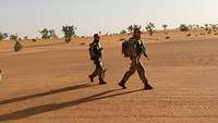 Zwei Soldaten in der Wüste