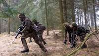 Schnelle Bewegungen von den Soldaten durch den Wald.