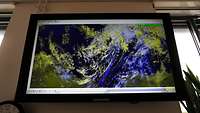 Ein Monitor mit einer Wetterkarte