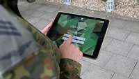 Eine Soldatin bedient ein Tablet