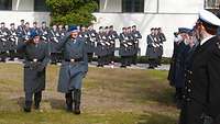 Abschreiten der Front Zwei Soldaten laufen entlang der Reihe Soldaten