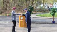 Oberst i. G. Mittelberg (links) zeichnete Oberstleutnant Frank Josten mit einer förmlichen Anerkennung aus.