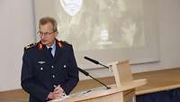 Generalmajor Dr. Kuebart ehrte die scheidenden Abteilungsleiter und stimmte die Nachfolger auf neue Herausforderungen ein.