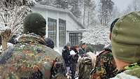 Soldaten an einer Station beim ökumenischen Kreuzweg