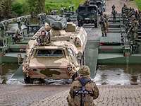 Übung Wettiner 2021 Ein Transportpanzer vom Typ Fuchs überquert eine Schwimmschnellbrücke.