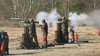 Zwei Soldaten stehen nebeneinander hinter kleinen Mauern und schießen jeweils mit einer Panzerfaust.