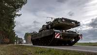 Großaufnahme eines Kampfpanzers auf einer Straße aus der Froschperspektive