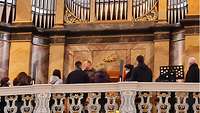 Teilnehmer des Familienwochenendes besichtigen die Orgel in der Basilika Vierzehnheiligen
