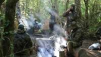 Soldaten stehen und sitzen im Wald