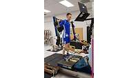 Maurer beim EMS-Training (Elektro Muskel Stimulation). 