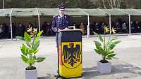 Oberstleutnant Olf steht am Rednerpult.