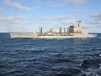 Flottentanker USNS Patuxent Ein graues Schiff in See.