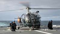 Alouette III Ein Hubschrauber auf dem Flugdeck eines Schiffes.