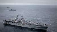 Hubschrauberträger USS Kearsarge Ein Hubschrauberträger in See; im Hintergrund zwei weitere graue Kriegsschiffe.