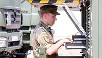 Soldat arbeitet am Satcomsystem.