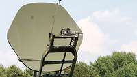 Sicht auf die olive Parabolantenne.