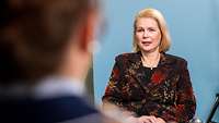 Truppenpsychologin Susanne Bruns sitzend im Interview portraitiert